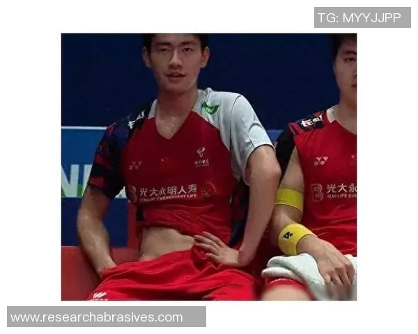 展现完美腹肌的足球明星们如何在赛场与健身房中塑造魅力形象 展现完美腹肌的足球明星们如何在赛场与健身房中塑造魅力形象