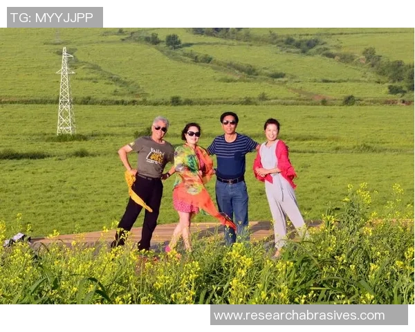 昔日绿茵场上的英雄们相聚一堂共叙友情与回忆的温馨时刻