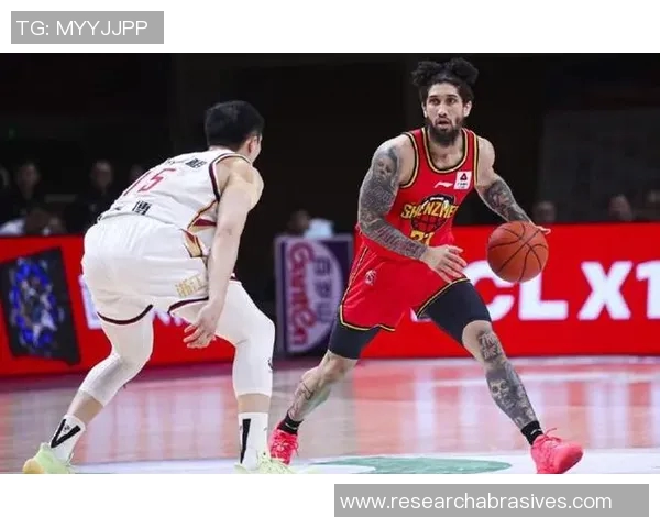 吴前：从篮球场上的领袖到生活中的奋斗者，展现不凡的拼搏精神与人生哲学